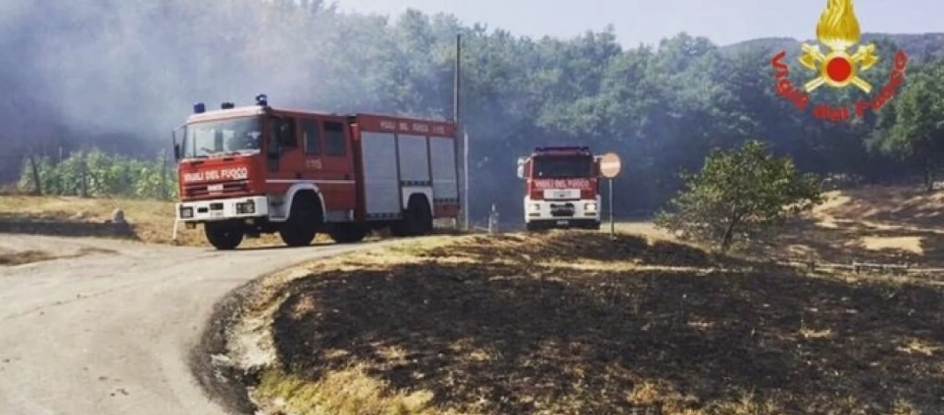 Στο έλεος των πυρκαγιών η Νότια Ιταλία - Ένας νεκρός (βίντεο)